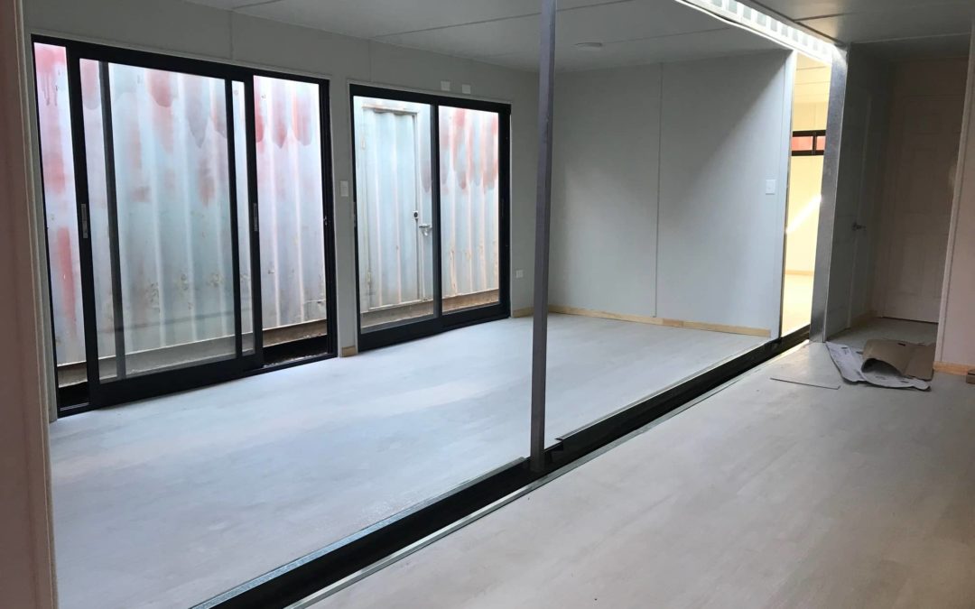 Cabaña construída con dos contenedores marítimos de 40 pies unidos